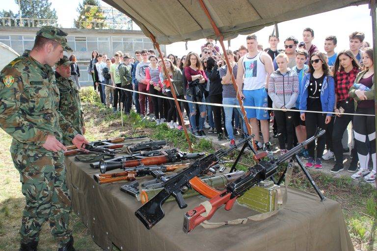 Бойна техника и оръжие представиха от НВУ пред 1300 ученици (галерия)