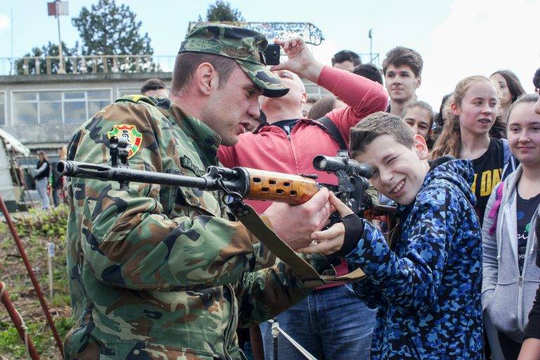 Бойна техника и оръжие представиха от НВУ пред 1300 ученици (галерия)