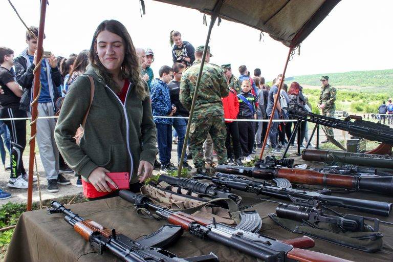 Бойна техника и оръжие представиха от НВУ пред 1300 ученици (галерия)