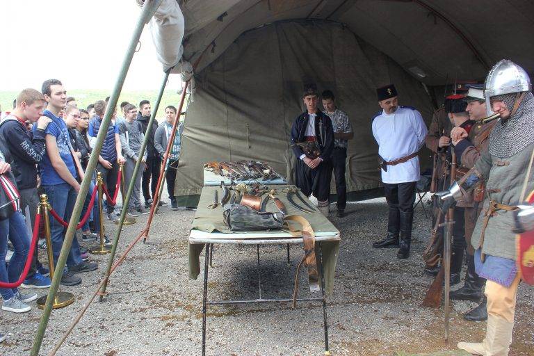 Бойна техника и оръжие представиха от НВУ пред 1300 ученици (галерия)