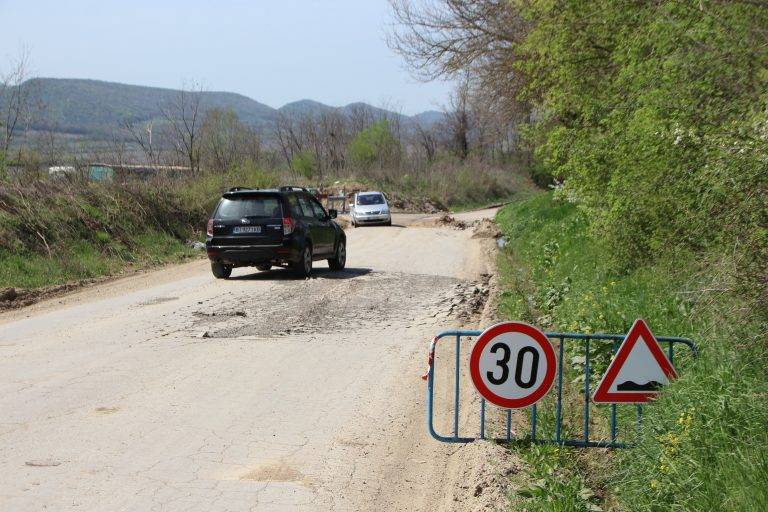 Пропадна пътят към Леденик