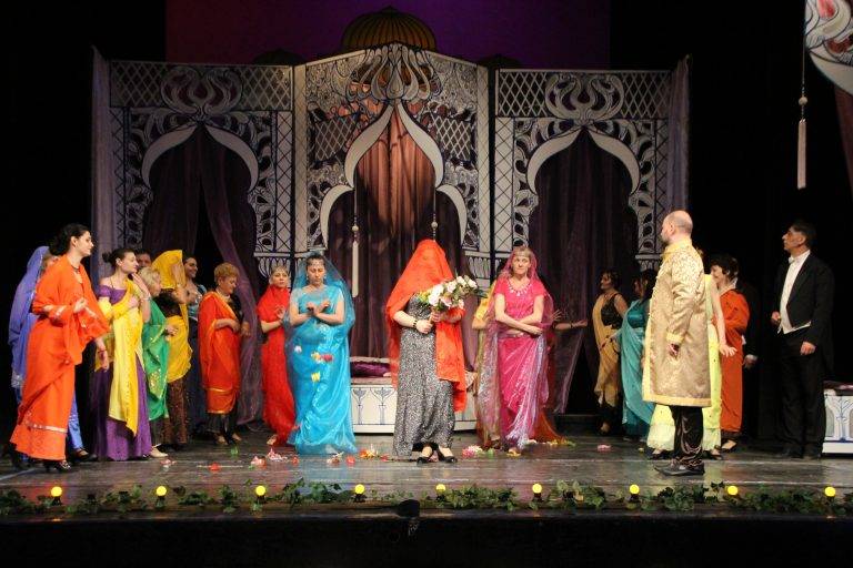 Близо 50 костюма в индийски стил сменят артистите в оперетата „Баядерка”