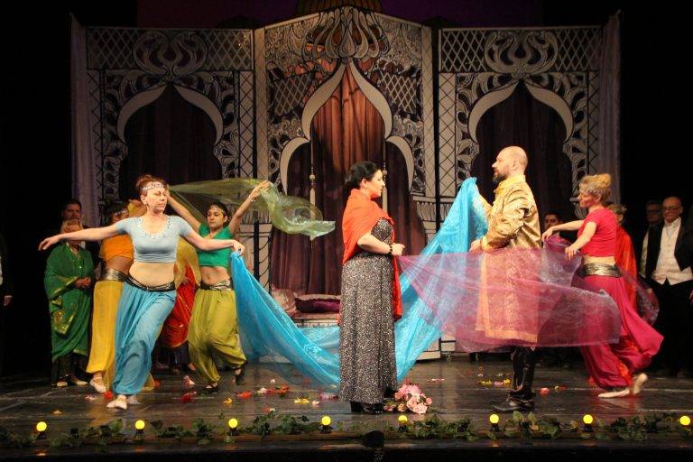 Горещи новини | Близо 50 костюма в индийски стил  сменят артистите в оперетата „Баядерка”