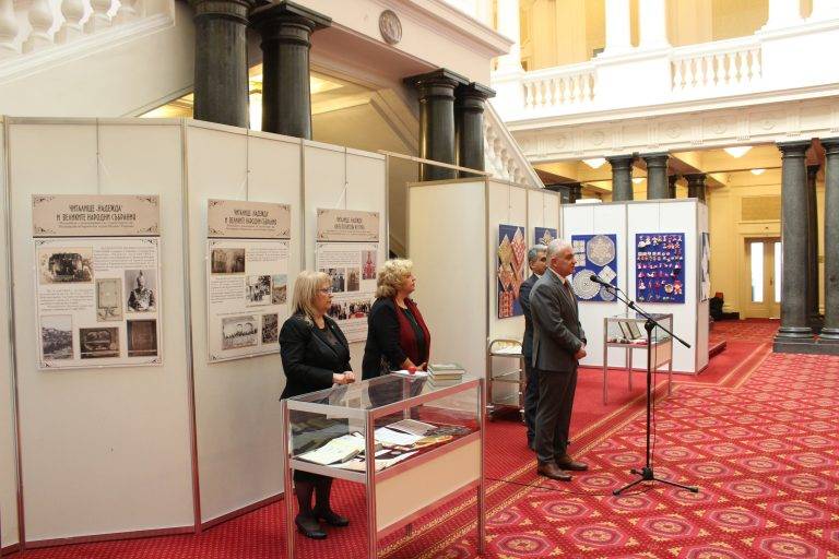 Горещи новини | Изложба представи в парламента историята  на читалище „Надежда“ и Клуба по битова култура