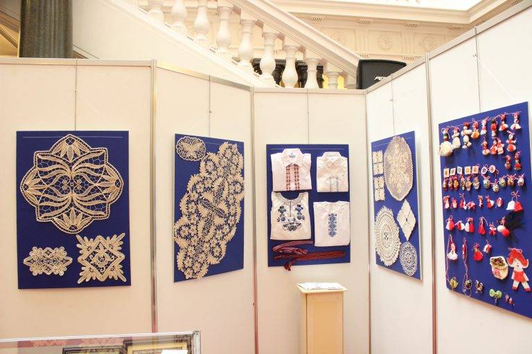 Изложба представи в парламента историята  на читалище „Надежда“ и Клуба по битова култура