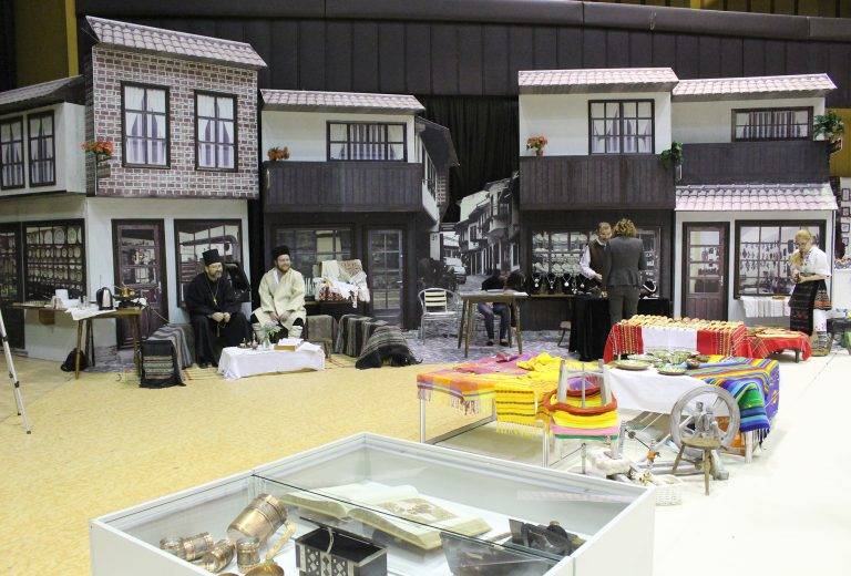 Дарове на Тато от цял  свят показват в изложба