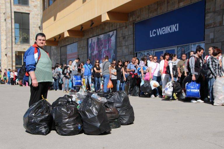 Стотици великотърновци получиха книги  срещу предадени пластмасови отпадъци