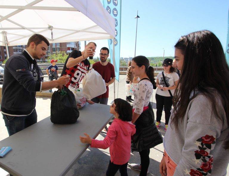 Стотици великотърновци получиха книги  срещу предадени пластмасови отпадъци