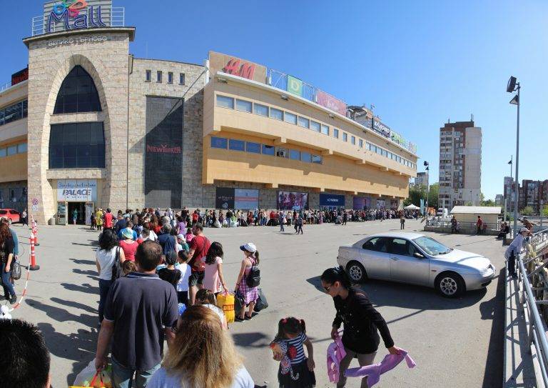 Горещи новини | Стотици великотърновци получиха книги  срещу предадени пластмасови отпадъци