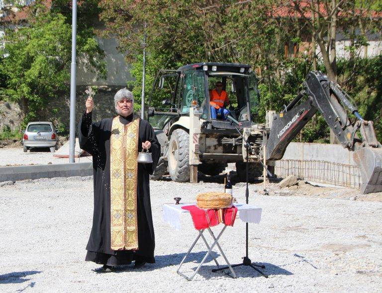 Изграждат безплатен паркинг за коли и автобуси под Царевец