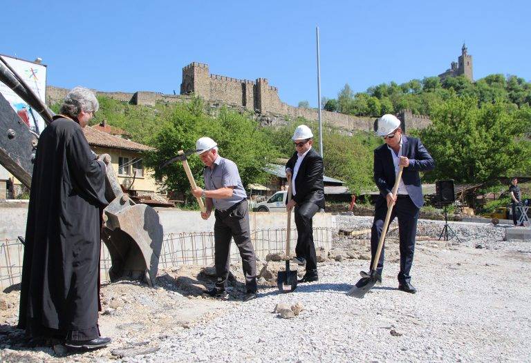 Горещи новини | Изграждат безплатен паркинг за коли и автобуси под Царевец