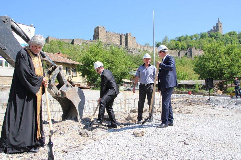 Изграждат безплатен паркинг за коли и автобуси под Царевец