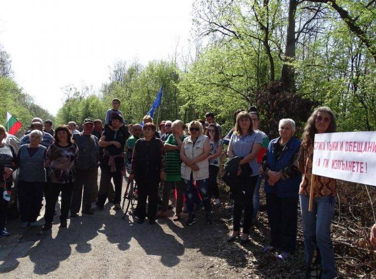 Горещи новини | Близо 200 души блокираха пътя Стражица – Антоново