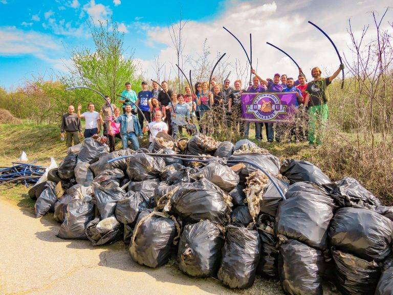 Горещи новини | Малки и големи събраха 150 чувала с отпадъци в кв. “Асенов” и гората на Ксилифор