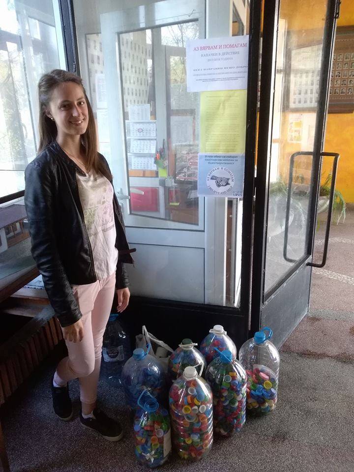 Горещи новини | Ученици от гимназията “Ангел Попов” събраха “Капачки за бъдещето”