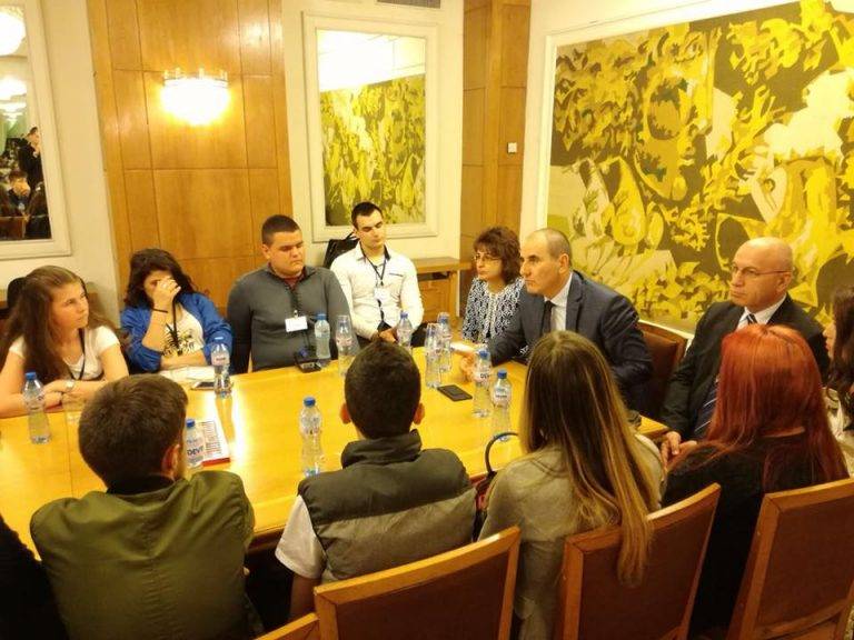 Лясковец | Ученици от Лясковец посетиха Парламента по покана на инж. Клавдия Ганчева