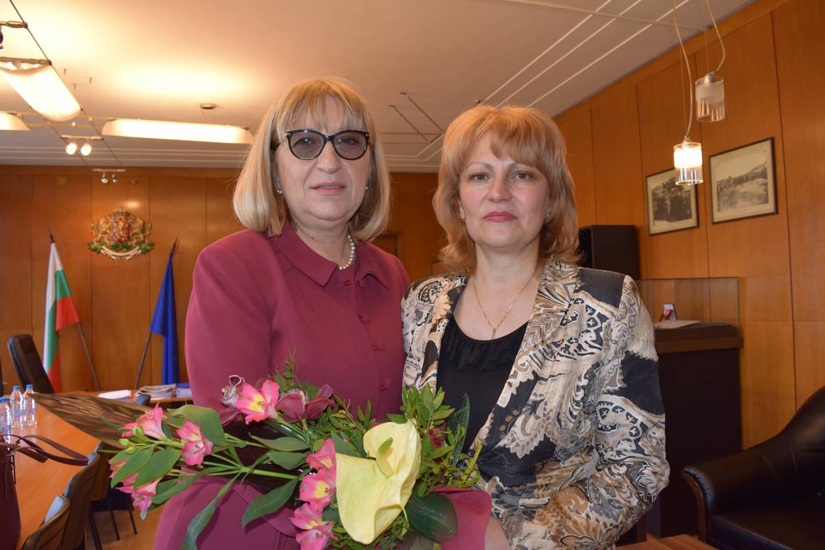 Горещи новини | Министърът на правосъдието Цецка Цачева участва в обучение във Велико Търново