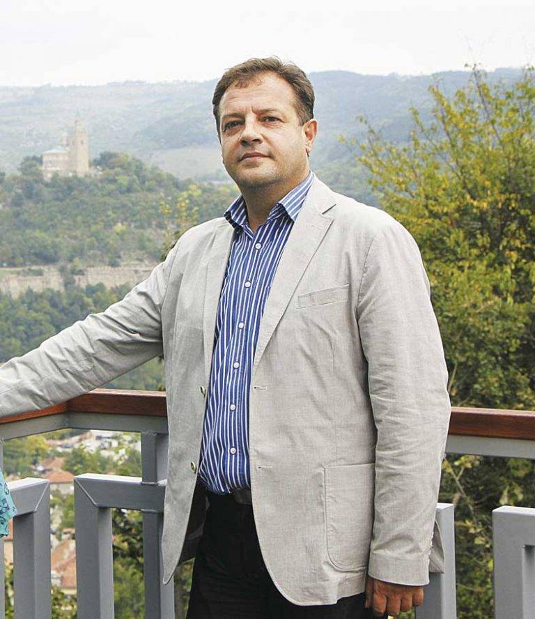 Горещи новини | Великденски поздрав от Даниел Панов, кмет на община Велико Търново