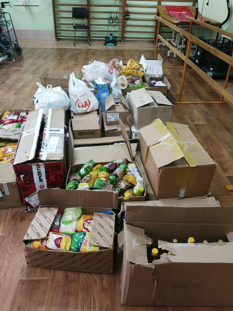 Горещи новини | Един тон продукти дариха младите  ротарианци на Дома за стари хора