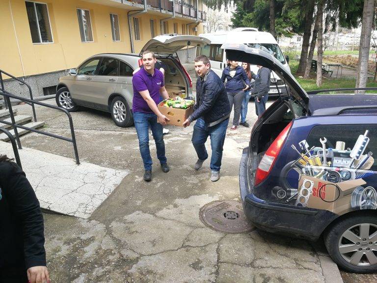 Един тон продукти дариха младите  ротарианци на Дома за стари хора