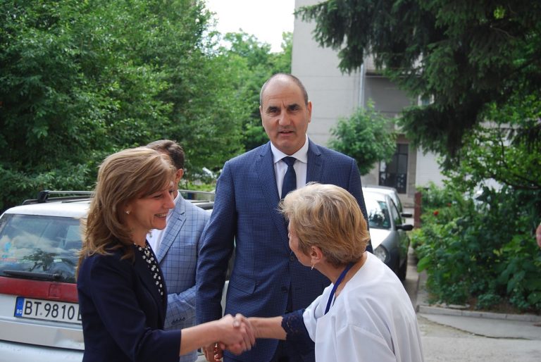 Пари и власт | Цветан Цветанов посети Дома за медико-социални грижи в Дебелец