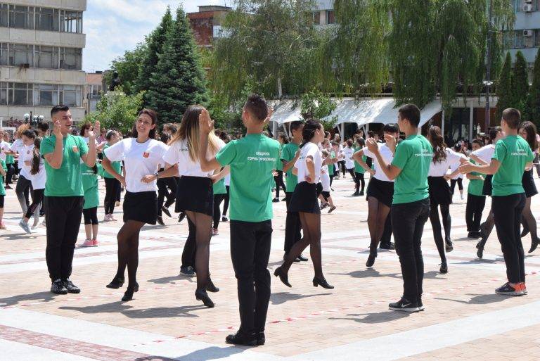 202-ма души танцуваха кадрил в Горна Оряховица за рекорд на Гинес