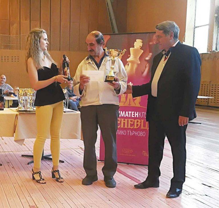 Спорт | Азербайджанец грабна купата  от шахматния турнир в Павликени