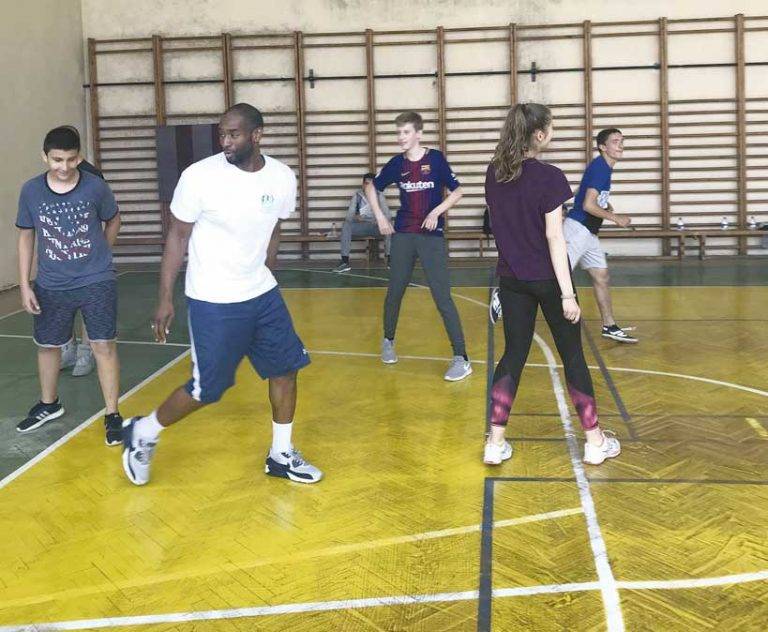 Спорт | Баскетболистът от НБА Джими Лий Хънт  тренира с децата на В. Търново и Джулюница