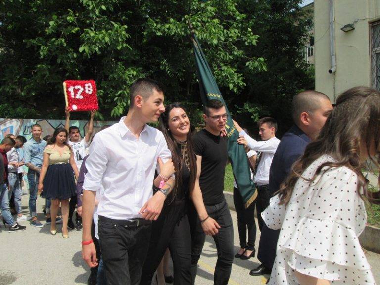 В ПГ по туризъм 89 абитуриенти изпратиха училищното знаме