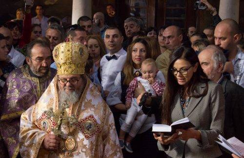 Горещи новини | Фотоси от най-масовото кръщене събраха в  изложбата “За да го кръстиш, трябва да се роди”