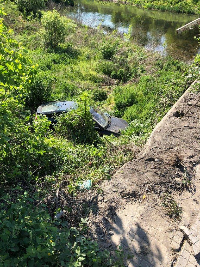 Кола прелетя над мост в кв. “Чолаковци”