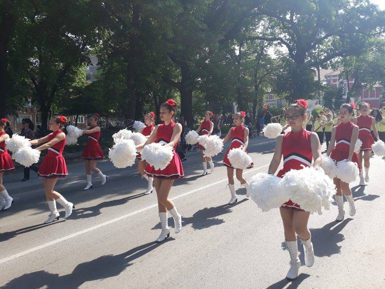 540 оркестранти и мажоретки дефилираха в Свищов