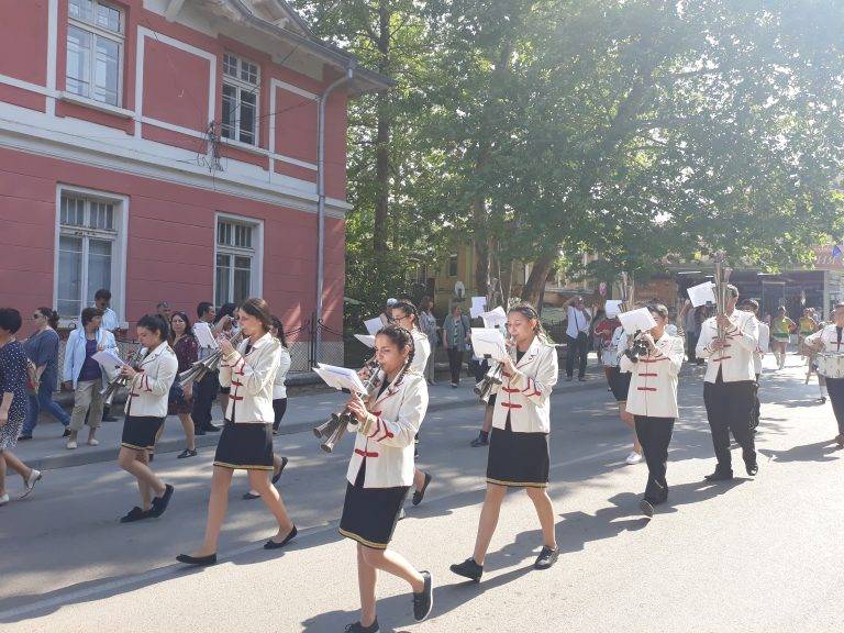 540 оркестранти и мажоретки дефилираха в Свищов