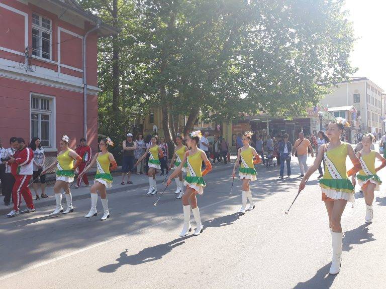 540 оркестранти и мажоретки дефилираха в Свищов