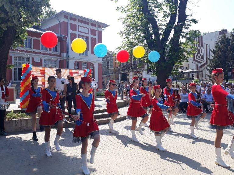 540 оркестранти и мажоретки дефилираха в Свищов