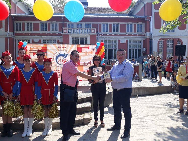 Свищов | 540 оркестранти и мажоретки дефилираха в Свищов