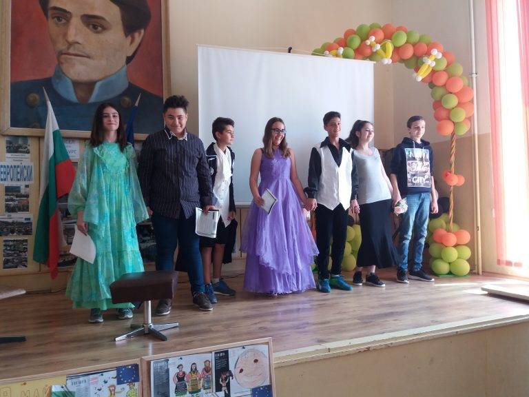 Свищов | С празник „Ние сме бъдещето!“  В СУ „Николай Катранов“ отбелязаха 9 май