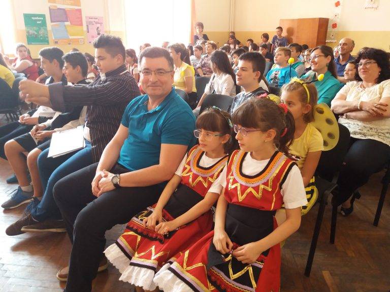 С празник „Ние сме бъдещето!“  В СУ „Николай Катранов“ отбелязаха 9 май