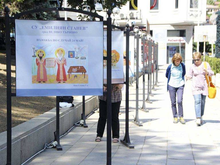 Култура | Показват творби на  ученици от СУ  “Ем. Станев” в центъра