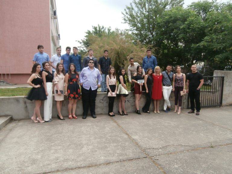 Абитуриентите от Випуск 2018 на СУ “Димитър Благоев” в Свищов засадиха дръвче