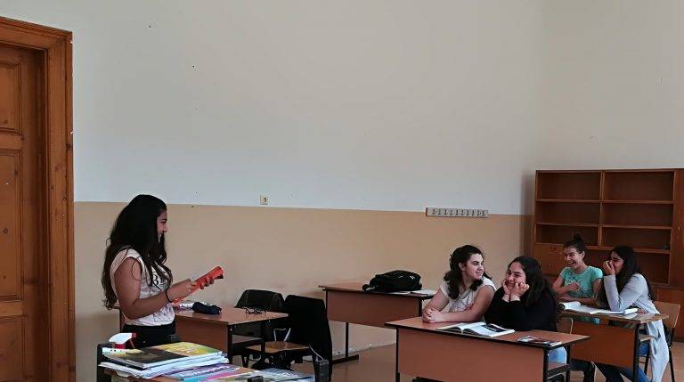 Ученици станаха учители в Хуманитарната гимназия