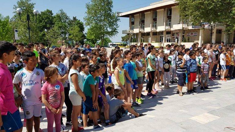 251 ученици се включиха в лекоатлетическият крос „Да опазим децата си” в Свищов