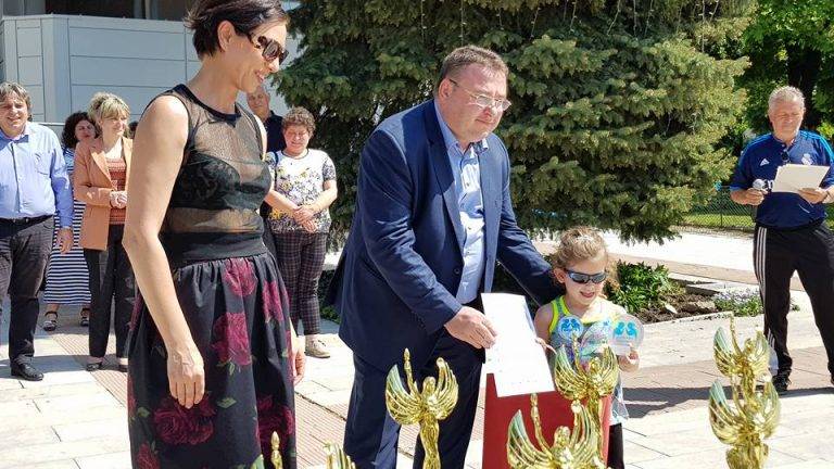 Свищов | 251 ученици се включиха в лекоатлетическият крос „Да опазим децата си” в Свищов