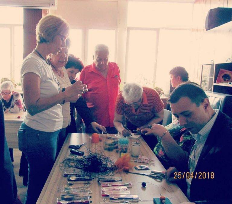 Здраве | Пациенти от Клуба на здравето  плъстиха вълна и низаха мъниста