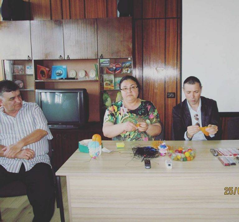 Пациенти от Клуба на здравето  плъстиха вълна и низаха мъниста