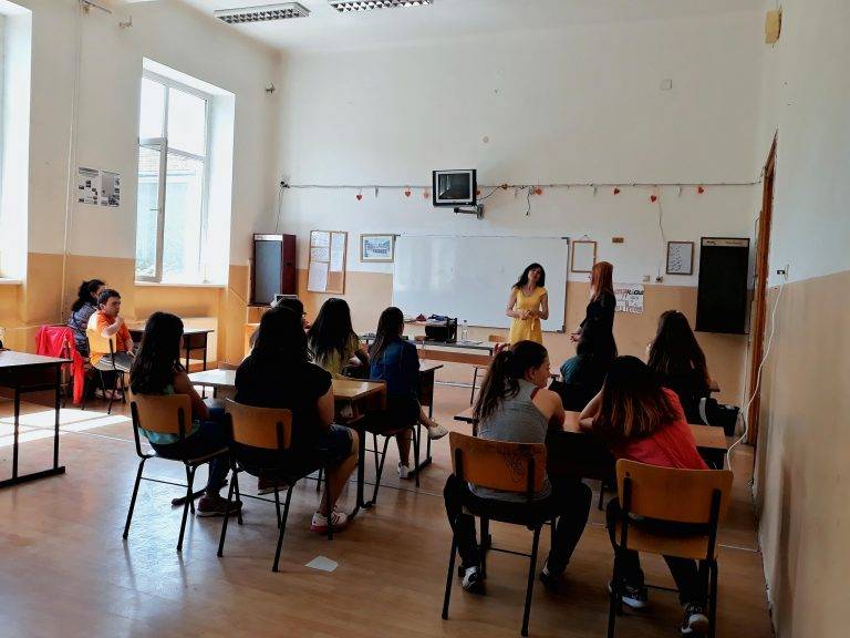 Култура | Ученици от Хуманитарна гимназия се  срещнаха с журналиста Таня Мишева