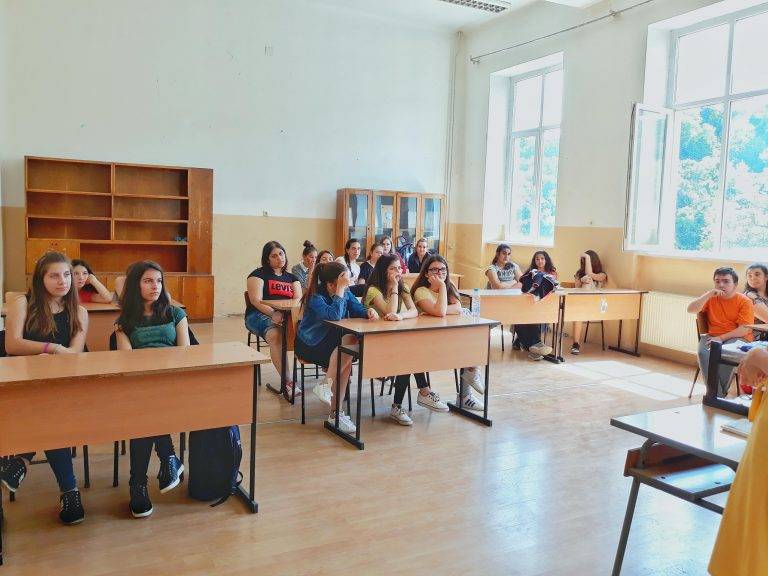 Ученици от Хуманитарна гимназия се срещнаха с журналиста Таня Мишева