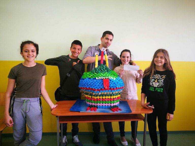 Ученици от СУ “Г. Измирлиев” спечелиха награда с пластмасово чудовище