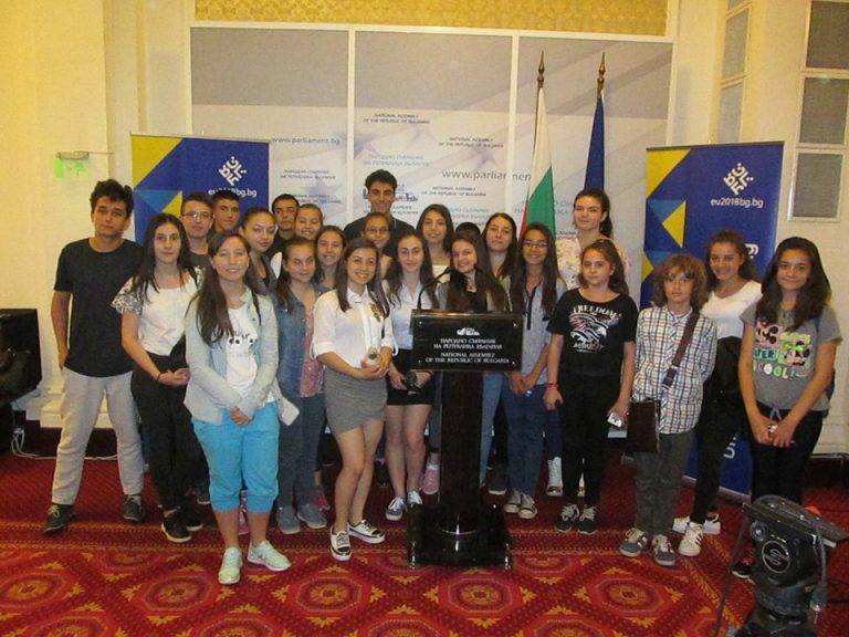 Горещи новини | Ученици от СУ “Димитър Благоев” в Свищов посетиха парламента