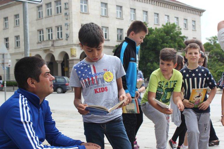 Ученици от ОУ „Димитър Благоев” четоха приказки и басни на търновци